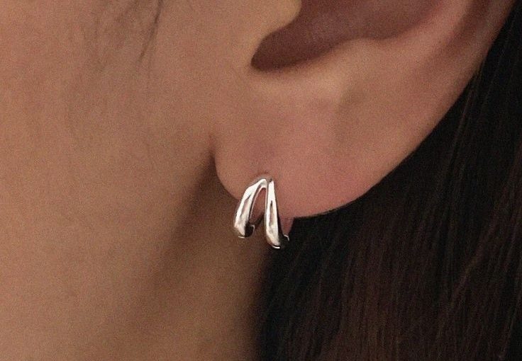 Sparkle in Every Light: Elegant Silver Hoops Earrings