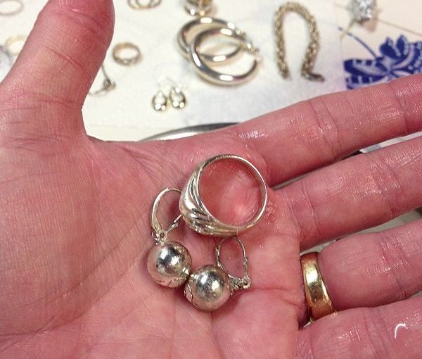 how to clean metal jewelry