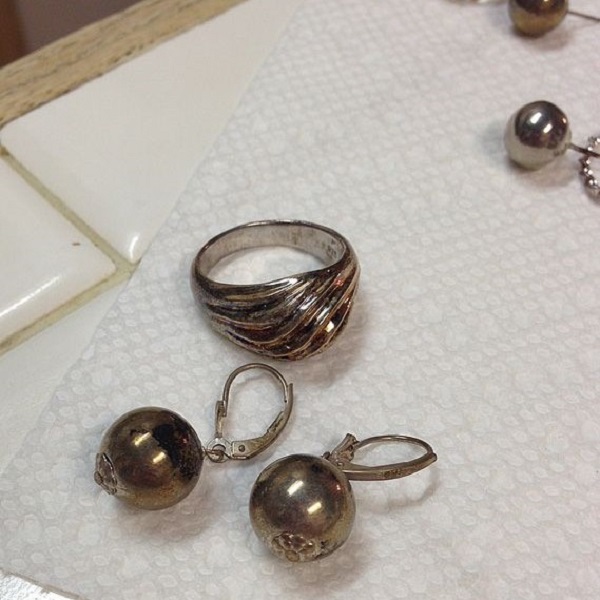 cleaning metal jewelry